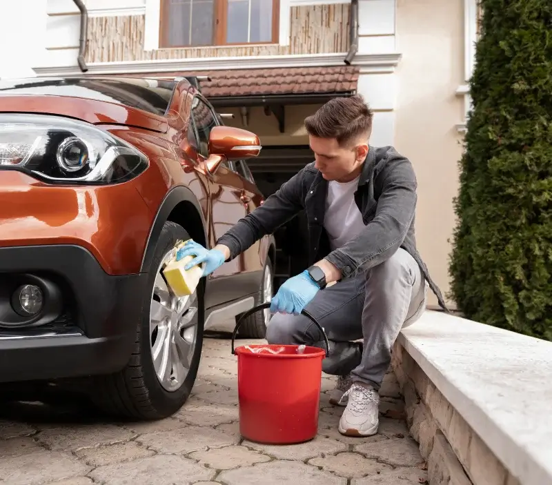 Lavage auto à domicile La Pouge : professionnel intervenant sur un véhicule